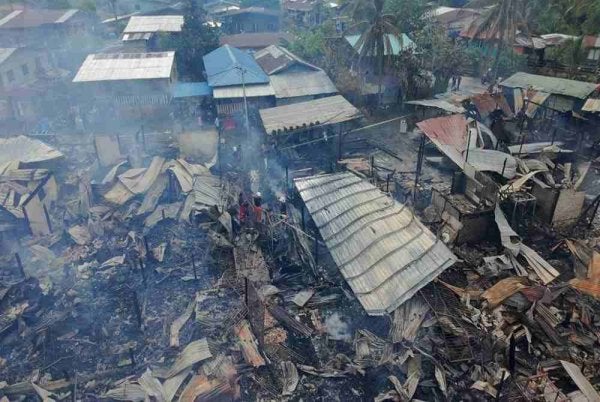 40 rumah di Kampung Titingan musnah dalam kebakaran pagi tadi. Foto media sosial