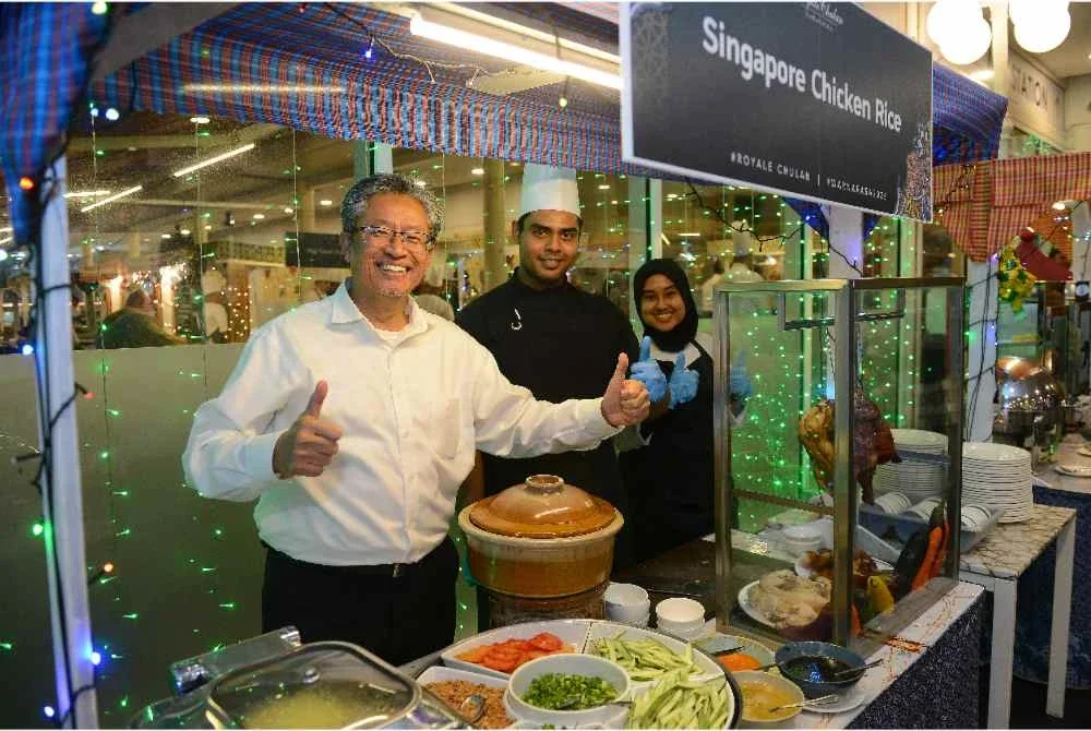 Ahmad Sabirin (kiri) bersama menu yang disajikan Buffet Ramadan ‘Warna Rasa’ di Royale Chulan Damansara.