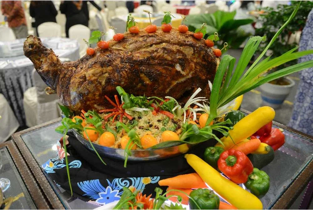 Hidangan kambing panggang bersama nasi kabsah menjadi antara tarikan utama Buffet Ramadan ‘Warna Rasa’.