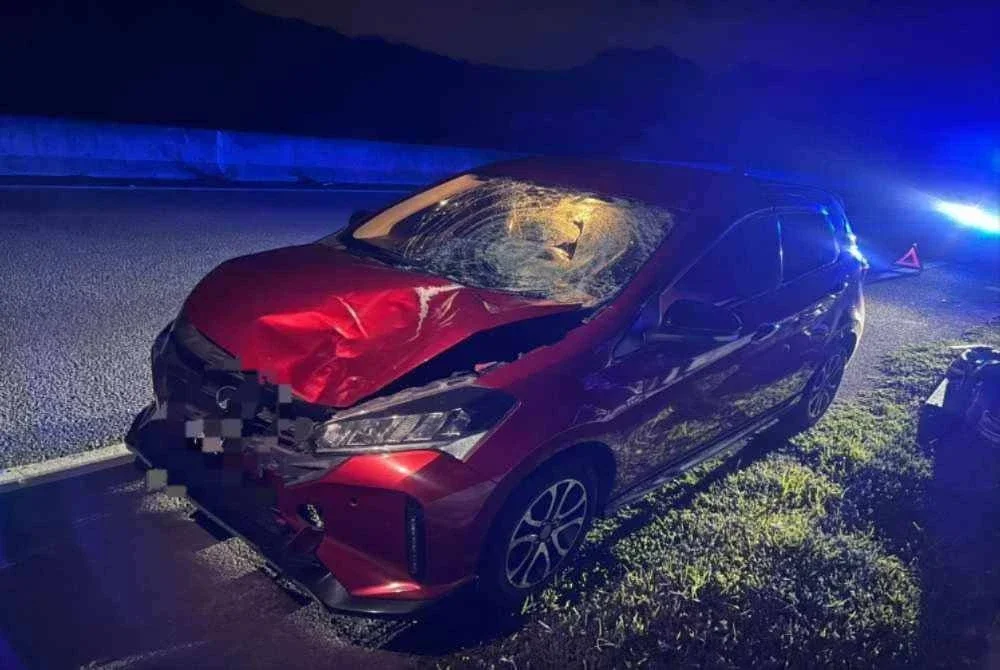 Keadaan kereta Perodua Myvi yang terlibat kemalangan mengorbankan pejalan kaki.di LTU pada awal.pagi Isnin lalu.FOTO POLIS BENTONG.