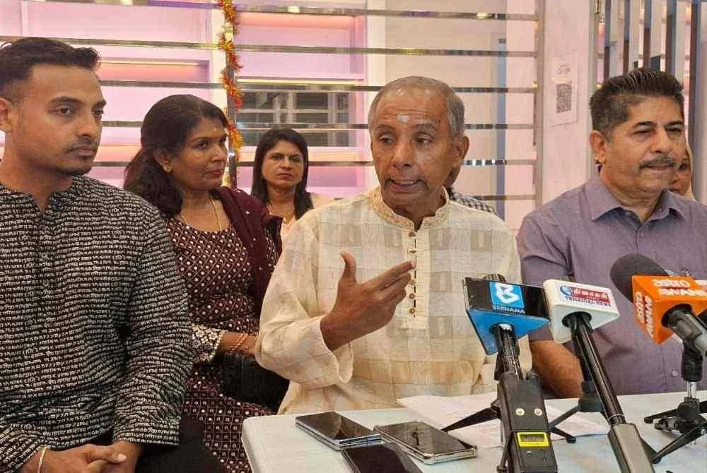 Kulasegaran (tengah) dalam sidang akhbar pada Isnin.