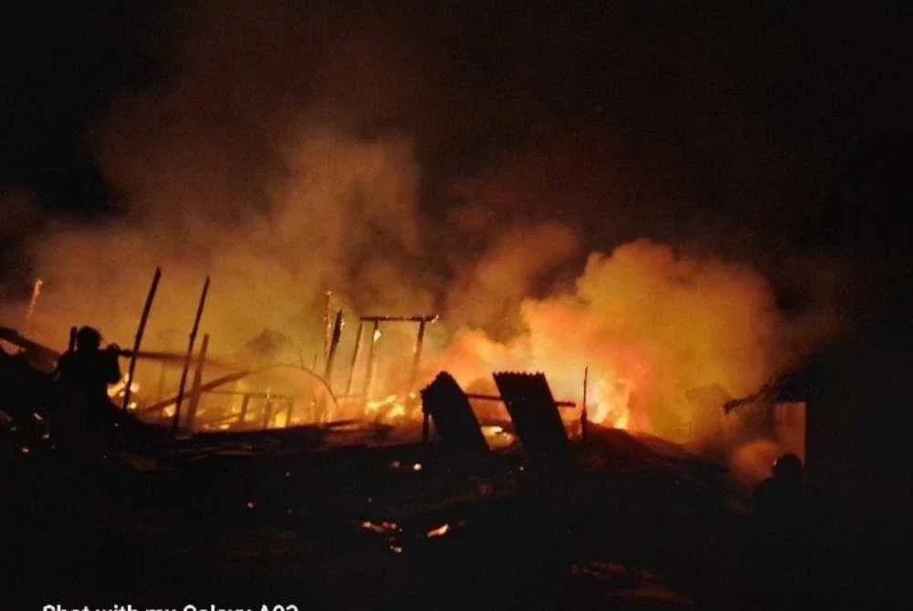 Api marak yang membakar empat rumah.
Foto: Bomba