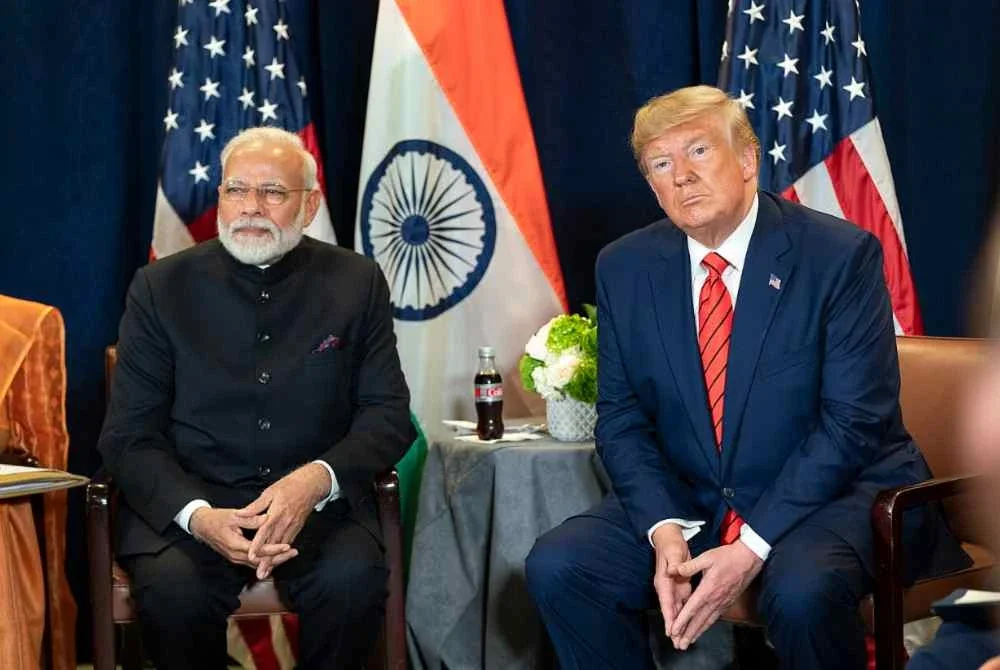 Trump (kanan) dan Modi. 