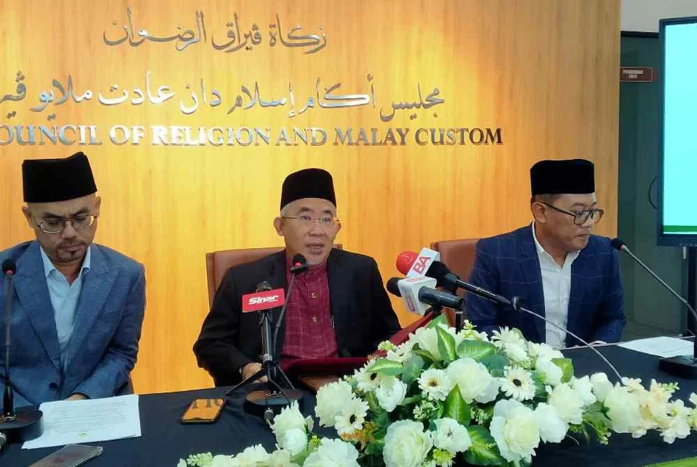 Zamri (tengah) ketika sidang media Pengumuman Kadar Zakat Fitrah Negeri Perak 1447 Hijrah/2026 Masihi di Ibu Pejabat Zakat Perak Al-Ridzuan, Ipoh pada Selasa.