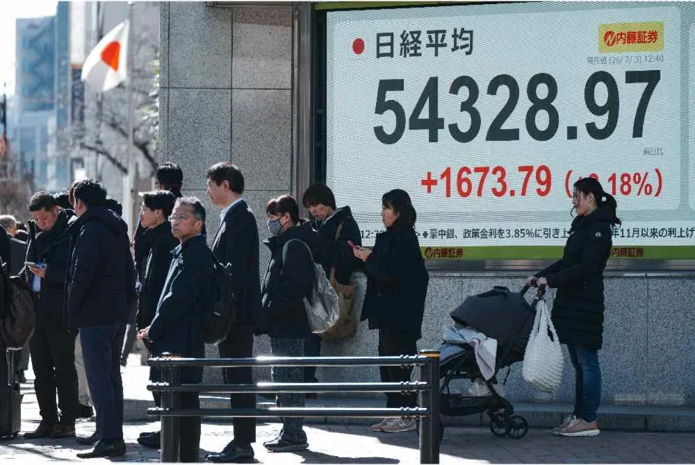 Orang ramai berdiri di hadapan papan paparan sebut harga elektronik yang memaparkan angka Indeks Saham Nikkei di Bursa Saham Tokyo, di Tokyo pada 3 Februari 2026.