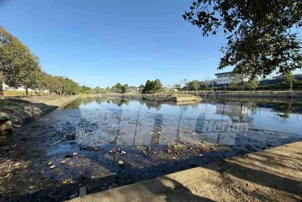 Keadaan kolam takungan banjir disyaki punca sungai sepanjang 10km terjejas.