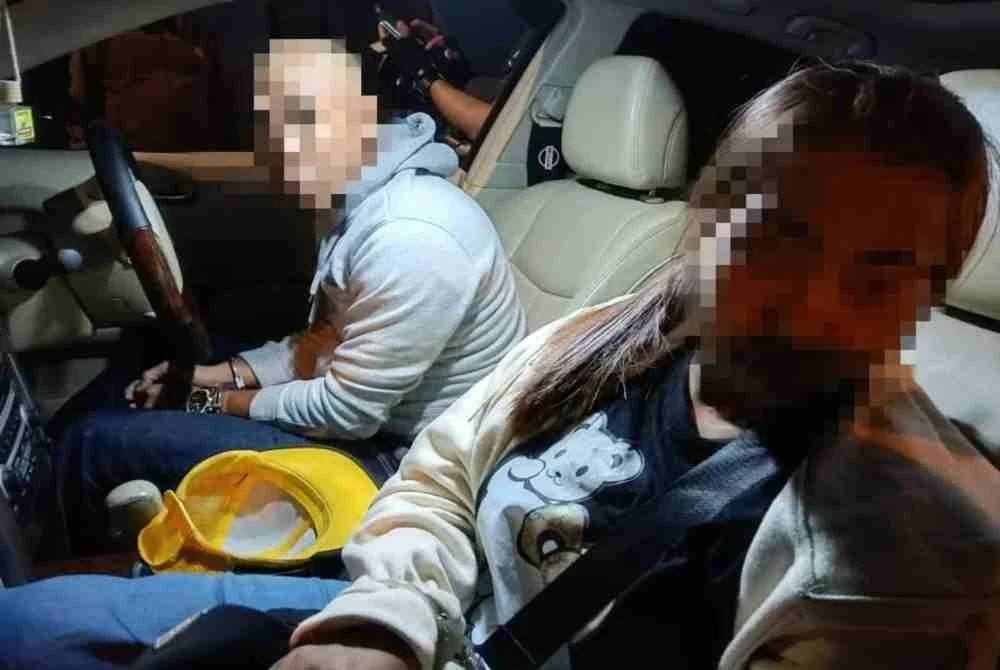 Dua lelaki tempatan yang ditahan kerana dipercayai terlibat sindiket penyeludupan migran. Foto: Imigresen