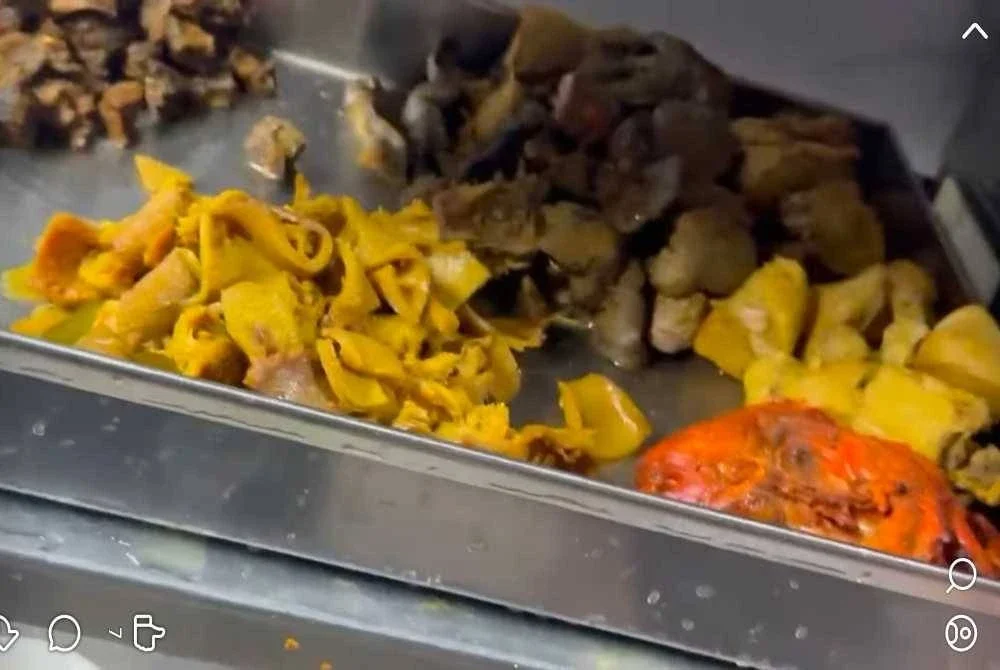 Tangkap layar video tular memaparkan lebihan makanan yang dibasuh