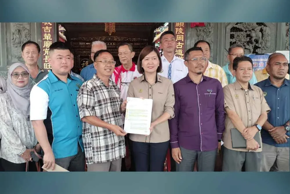Sandrea (depan, empat dari kanan) bersama barisan pengurusan Persatuan Penganut Dewa Dato Kong sempena lawatan kerja ke tapak Tokong Dewa Dato Kong, Tanjung Piandang pada Selasa.