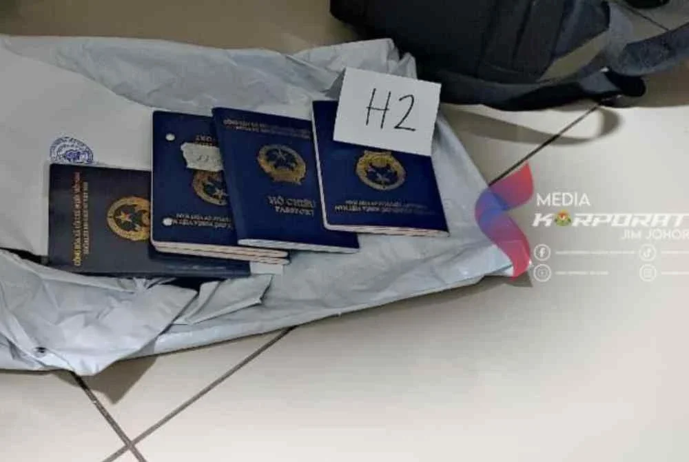 Pemeriksaan di premis terbabit menemui sembilan pasport milik warga asing. Foto JIM Johor