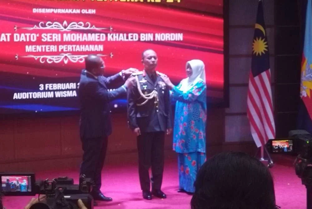 Majlis pelantikan dan pemakaian pangkat Malek Razak disempurnakan oleh Mohamed Khaled (kiri).