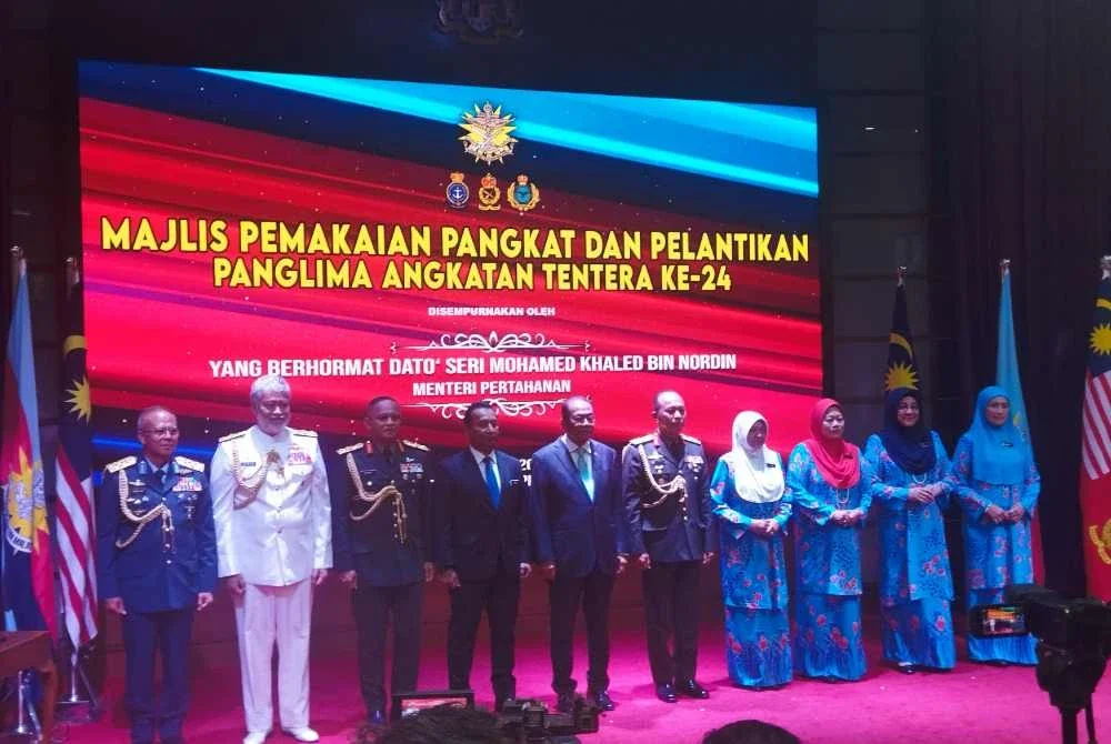 Malek Razak (lima dari kanan) dilantik Panglima Angkatan Tentera.