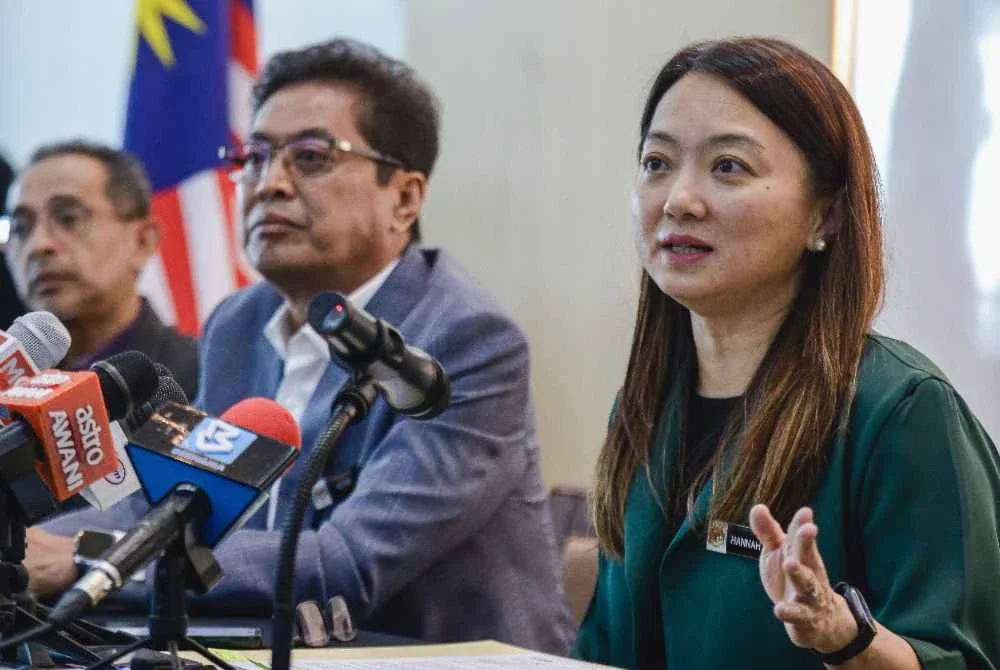 Hannah (kanan) ketika bercakap pada sidang media selepas Majlis Menandatangani Nota Kerjasama antara Jabatan Wilayah Persekutuan dan SPRM di Menara Seri Wilayah pada Selasa. Foto Bernama