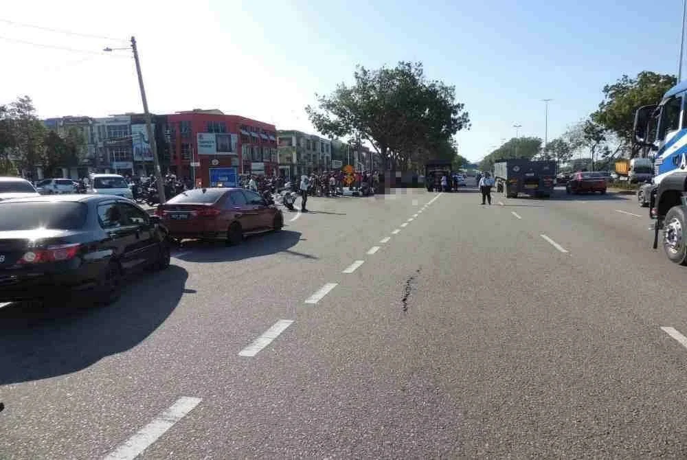 Seorang pekerja kilang yang perjalanan pulang ke rumah selepas menghantar isteri ke tempat kerja di Tengkera, maut selepas motosikal ditunggangi gagal mengelak sebuah kereta yang mengubah haluan secara mengejut dalam kemalangan di Lebuh AMJ Semabok Perdana, pada Selasa.