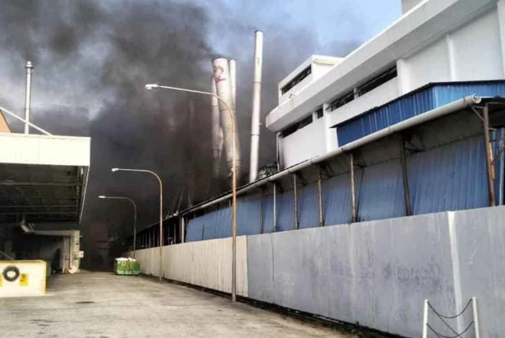Kebakaran melibatkan bangunan dengan keluasan 232 meter persegi dan bahan mudah terbakar. Foto JBPM Pulau Pinang