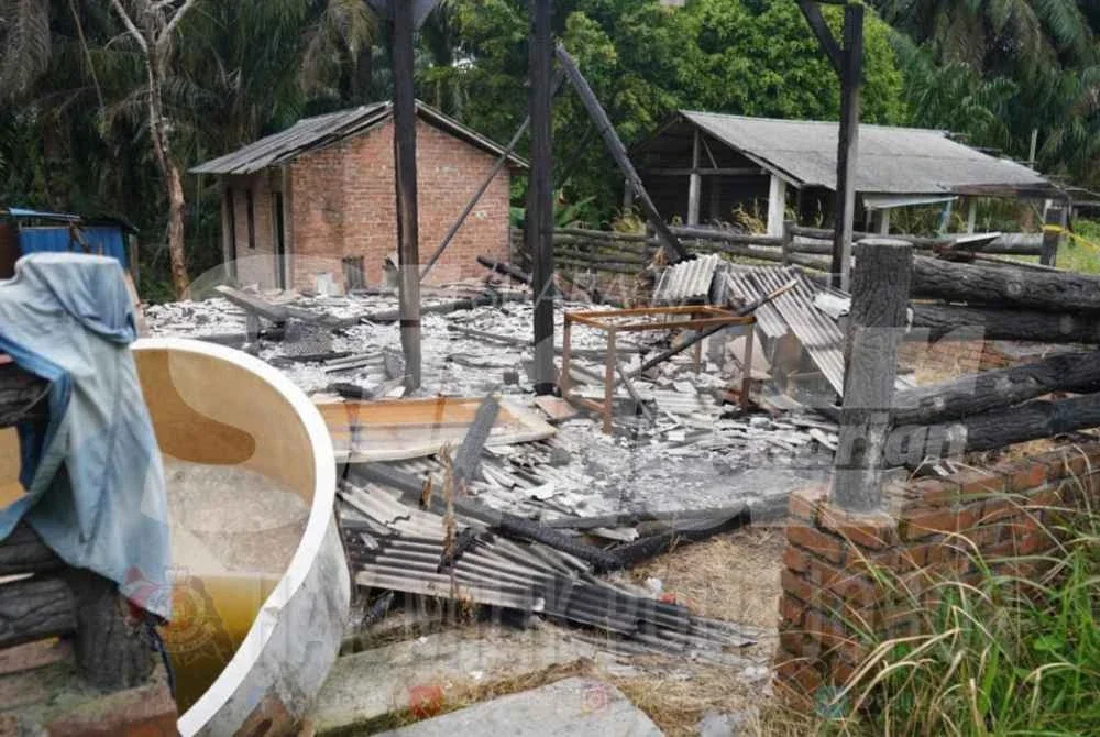 Sisa struktur rumah yang terbakar masih jelas kelihatan, dengan kesan hangus pada rangka bangunan dan dinding yang sebahagiannya telah runtuh.