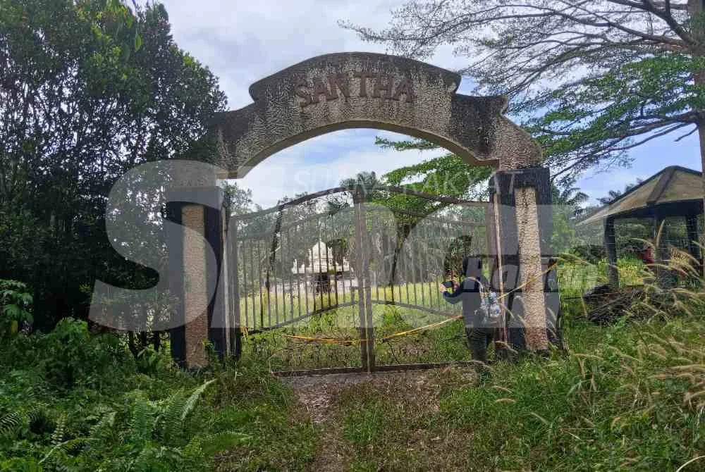 Di dalam kawasan kebun kelapa sawit tersebut, terdapat sebuah kuil lama yang terbiar dan dipercayai tidak lagi digunakan sejak sekian lama.