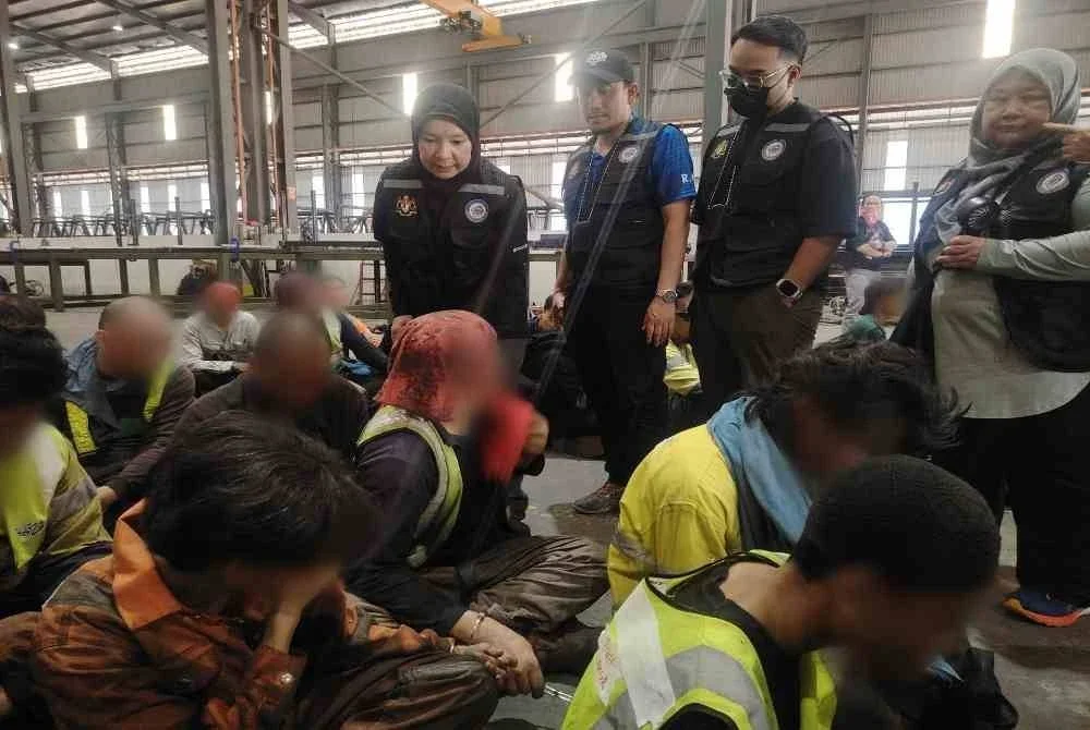 Sarinah (kiri) menemu bual warga asing yang disyaki menggunakan MyKad milik warga tempatan.
