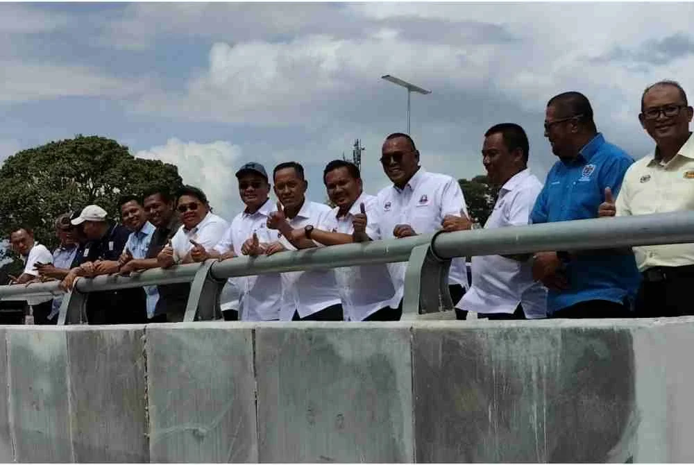 Mohamad Fazli (lima dari kiri) pada Majlis Penyerahan Jambatan Konkrit Jalan Gelang Patah–Pendas, pada Selasa