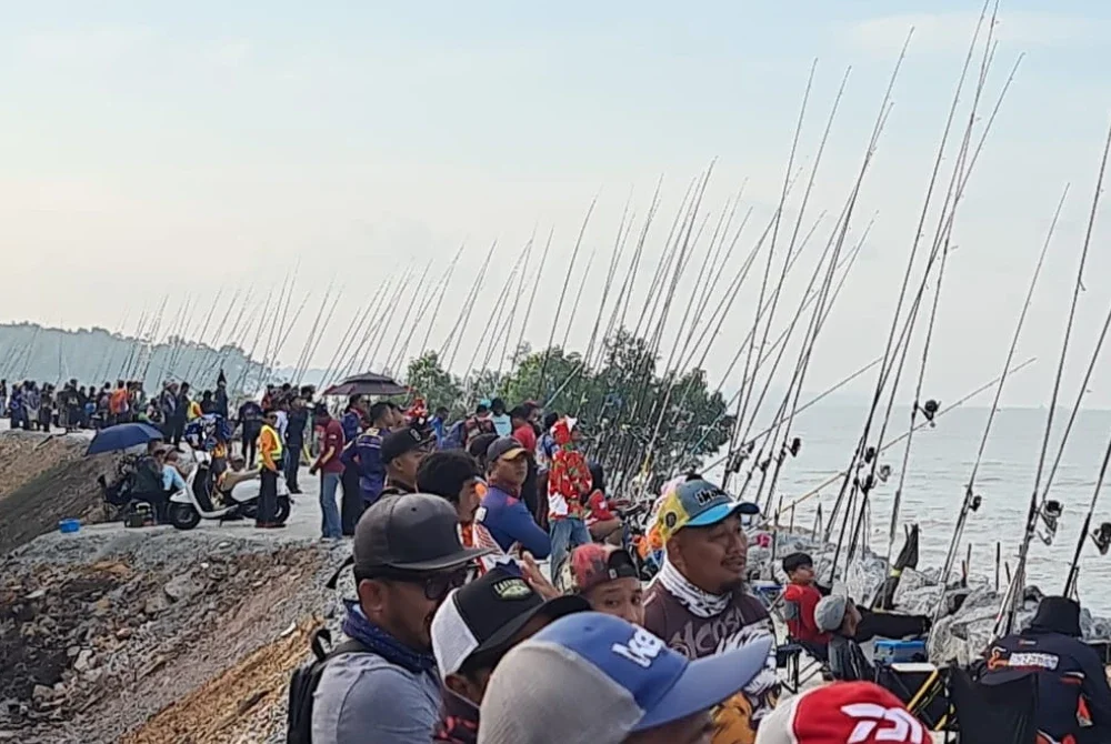 Pemandangan pertandingan memancing yang berlangsung di Pantai Kelanang.
