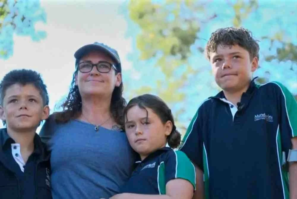 Austin (kanan) bertindak berani berenang sejauh empat kilometer ke tepi pantai tanpa memakai jaket keselamatan. - Foto Agensi