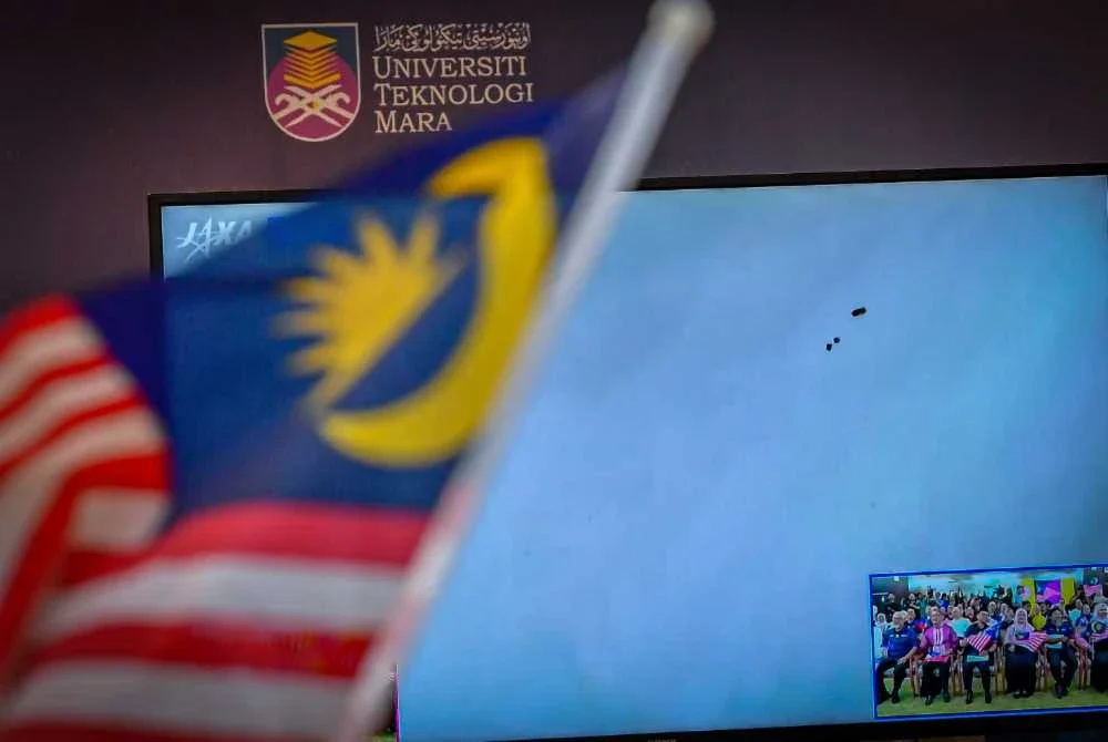 Orang ramai menyaksikan Tontonan Secara Langsung Pelepasan Satelit UiTMSAT-2 dari Jepun di Bangunan Canselori Tuanku Syed Sirajuddin UiTM Shah Alam pada Selasa. Foto Bernama