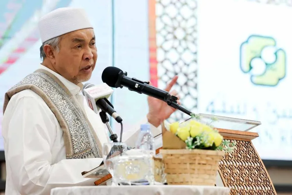 Ahmad Zahid ketika berucap pada Perasmian Program Waqaf Al-Quran Ke-19 Peringkat Kebangsaan di Dewan Abdullah Bukhari, Kompleks Nasyrul Quran pada Selasa. Foto Bernama