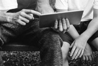 Pantau anak bukan bererti mengongkong tetapi ia bermaksud berani menegur, menasihati dan mengingatkan mereka walaupun anak-anak itu sudah dewasa. Gambar hiasan