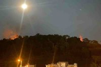 Satu kebakaran berlaku di kawasan hutan dianggarkan seluas 0.8 hektar di puncak bukit berhampiran sebuah apartmen di Taman Tun Abdul Razak, malam ini. Foto Bernama