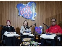 Program audio siar dihoskan oleh Anim Ezati (kiri) dan Nor Najihah Sukor (tengah) menampilkan Ketua Pengarah Jabatan Kemajuan Masyarakat (Kemas), Datuk Mohd Hanafiah Man.