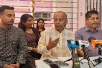 Kulasegaran (tengah) dalam sidang akhbar pada Isnin.