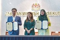 Hannah Yeoh (tengah) pada Majlis Menandatangani Nota Kerjasama antara Jabatan Wilayah Persekutuan dan SPRM di Menara Seri Wilayah hari ini. Foto Bernama 
