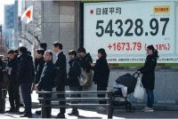 Orang ramai berdiri di hadapan papan paparan sebut harga elektronik yang memaparkan angka Indeks Saham Nikkei di Bursa Saham Tokyo, di Tokyo pada 3 Februari 2026.
