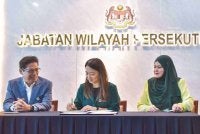 Menteri di Jabatan Perdana Menteri (Wilayah Persekutuan) Hannah Yeoh (tengah) menandatangani Nota Kerjasama antara Jabatan Wilayah Persekutuan dan Suruhanjaya Pencegahan Rasuah Malaysia (SPRM) di Menara Seri Wilayah pada Rabu. Foto Bernama.