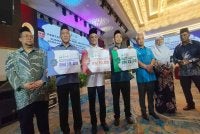Mohamad (tiga dari kiri) bersama pegawai kanan Zakat MAINPP menunjukkan kadar zakat fitrah bagi tahun 2026 untuk Pulau Pinang.