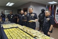 Ab Rahaman (tengah) menunjukkan katrij vape mengandungi cecair dadah jenis ketamin di Ibu Pejabat Polis Kontinjen Johor.