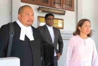 Na'imah (kanan) memakai baju kurung berwarna merah jambu ketika hadir ke Mahkamah Sesyen Kuala Lumpur, pada Selasa.