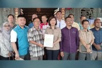 Sandrea (depan, empat dari kanan) bersama barisan pengurusan Persatuan Penganut Dewa Dato Kong sempena lawatan kerja ke tapak Tokong Dewa Dato Kong, Tanjung Piandang pada Selasa.