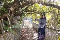 Siti Nor menunjukkan jambatan gantung di Sungai Setiu yang rosak dan tidak diselenggara.