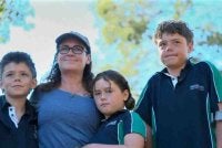 Austin (kanan) bertindak berani berenang sejauh empat kilometer ke tepi pantai tanpa memakai jaket keselamatan. - Foto Agensi