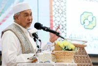 Ahmad Zahid ketika berucap pada Perasmian Program Waqaf Al-Quran Ke-19 Peringkat Kebangsaan di Dewan Abdullah Bukhari, Kompleks Nasyrul Quran pada Selasa. Foto Bernama
