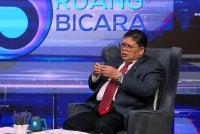 Johari pada wawancara bersama hos, Ally Iskandar ketika menghadiri sesi Ruang Bicara bertajuk Sekolah Demokrasi : Parlimen Membentuk Generasi Pemimpin Masa Depan di Wisma Bernama pada Selasa. Foto Bernama