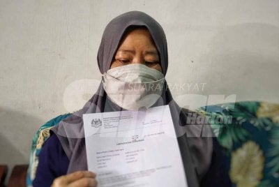 Norhafaiza menunjukkan dokumen yang mengesahkan pelbagai penyakit kronik yang dihadapinya sejak setahun lalu.