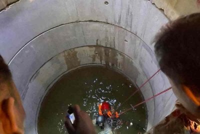 Mangsa terjatuh ke dalam lubang pembentung selepas motosikal dinaiki bersama abangnya terbabit kemalangan di Tampin pada malam Isnin. Foto Polis