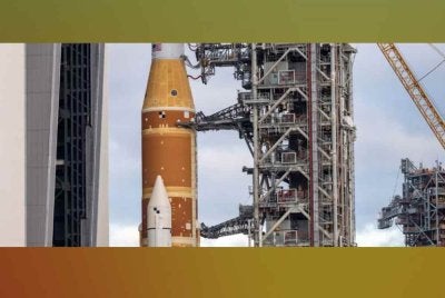 Kapal angkasa Orion milik NASA, yang ditempatkan di atas roket Space Launch System (SLS) untuk pelancaran, kelihatan di Pusat Angkasa Kennedy, Florida, pada 17 Januari. Foto Agensi