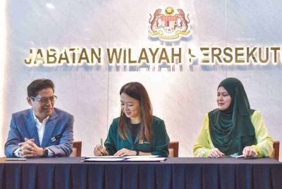 Menteri di Jabatan Perdana Menteri (Wilayah Persekutuan) Hannah Yeoh (tengah) menandatangani Nota Kerjasama antara Jabatan Wilayah Persekutuan dan Suruhanjaya Pencegahan Rasuah Malaysia (SPRM) di Menara Seri Wilayah pada Rabu. Foto Bernama.