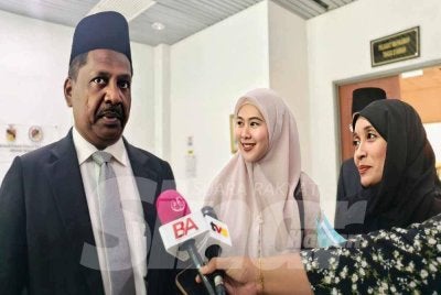 Akberdin bersama Dr Fie (tengah) dan Ummi Kartini ditemui di Mahkamah Syariah Seremban.