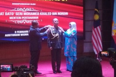 Majlis pelantikan dan pemakaian pangkat Malek Razak disempurnakan oleh Mohamed Khaled (kiri).