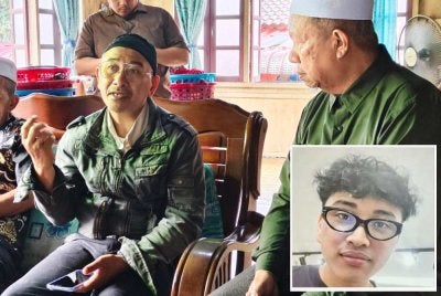 Mohd Jailani (kiri) menerima kunjungan Exco Kebajikan, Pembangunan Wanita, Keluarga dan Perpaduan Nasional negeri, Maliaman Kassim di kediamannya di Manir, Kuala Terengganu. Gambar kecil: Muhammad Faiq Zafran