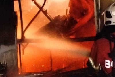 Sebuah kilang membuat piala dan medal plastik di Lebuhraya Kampung Jawa, Bayan Lepas musnah dalam kebakaran pada Selasa. Foto JBPM Pulau Pinang